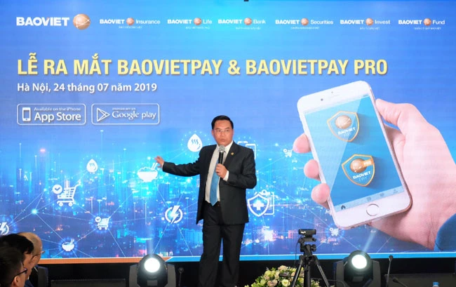 Ông Đỗ Trường Minh, Tổng Giám đốc Tập đoàn Bảo Việt, giới thiệu ứng dụng BaovietPay kết nối các dịch vụ tài chính.