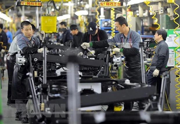 Công nhân làm việc tại một nhà máy sản xuất ôtô ở Pyeongtaek, Hàn Quốc. (Ảnh: AFP/TTXVN)