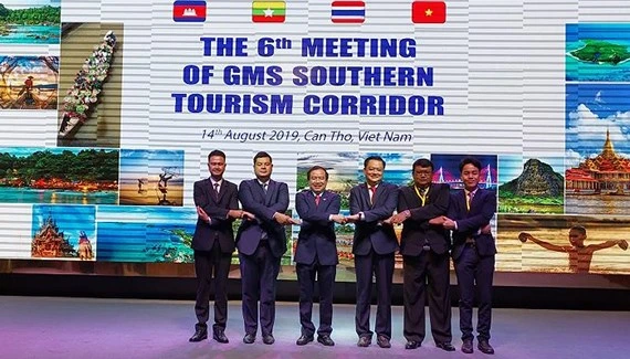 Đại biểu 4 nước dự Hội nghị Hành lang du lịch phía Nam lần thứ 6 chụp ảnh kỷ niệm tại Cần Thơ vào sáng ngày 14-8-2019. Ảnh: Tourismcantho