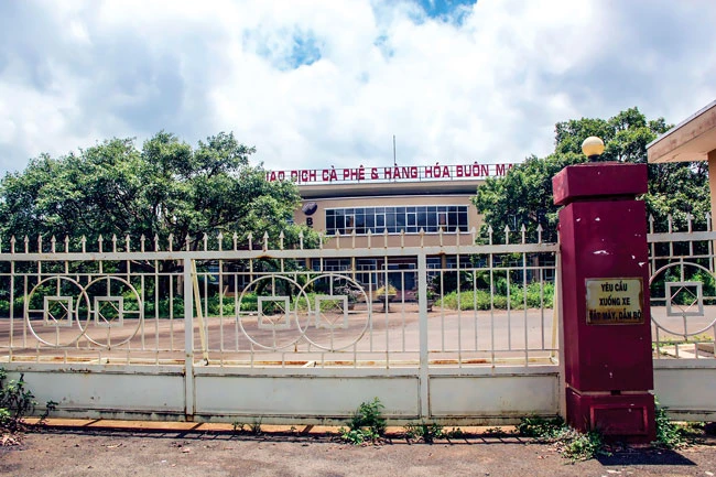 Sau 10 năm xây dựng với nhiều tham vọng, tháng 8-2019 tỉnh Đắk Lắk đã buộc phải "khai tử" Sàn giao dịch cà phê và hàng hóa Buôn Ma Thuột, khi cho bán đấu giá tài sản khu đất.