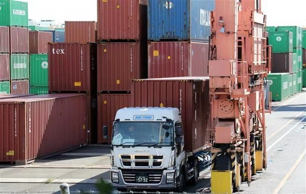 Hàng hóa được xếp tại cảng ở Tokyo, Nhật Bản. (Nguồn: AFP/TTXVN)
