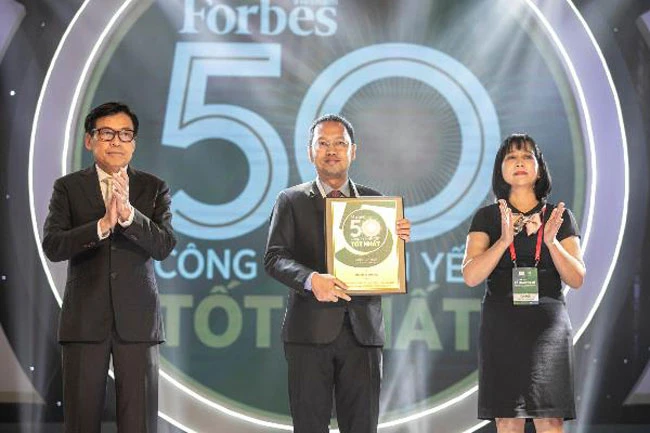 Ông Nguyễn Minh Quang – Giám đốc Khối Kinh Doanh & Tiếp Thị Tập đoàn Nam Long nhận giải thưởng từ Ban Tổ Chức