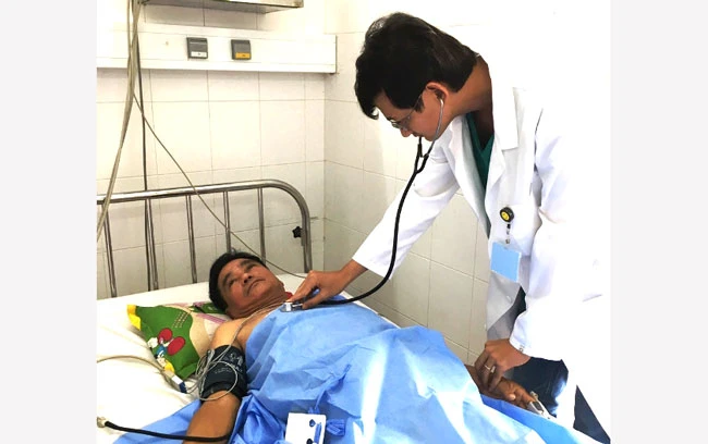 Bác sĩ thăm khám cho bệnh nhân người Singapore sau khi cấp cứu thành công