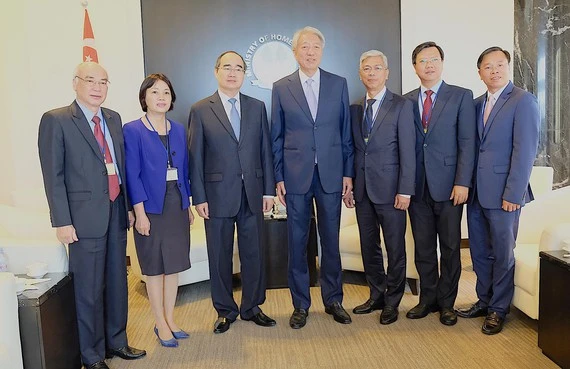 Đoàn đại biểu cấp cao TPHCM cùng Bộ trưởng cấp cao, Bộ trưởng Điều phối an ninh quốc gia Singapore Tiêu Chí Hiền. Ảnh: KIỀU PHONG