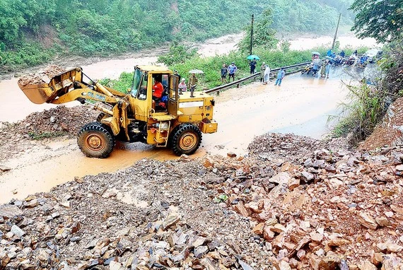 Đường Hồ Chí Minh nhánh tây đoạn qua huyện Đakrông, tỉnh Quảng Trị bị sạt lở gây ách tắc giao thông. Ảnh: NGUYỄN HOÀNG