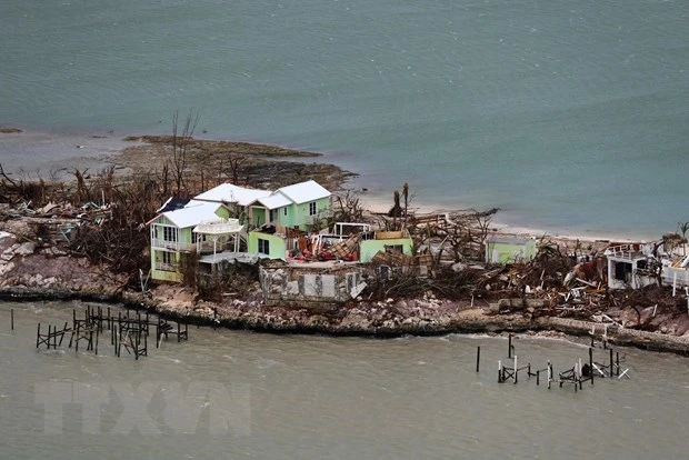 Bão Dorian tàn phá đảo Great Abaco của Bahamas. (Ảnh: AFP/TTXVN)