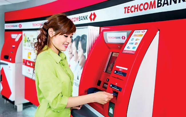 Chiến lược hút vốn không kỳ hạn của Techcombank là phát triển thẻ ghi nợ nhưng giảm nhiều loại phí để giữ chân khách hàng bỏ tiền vào thẻ.