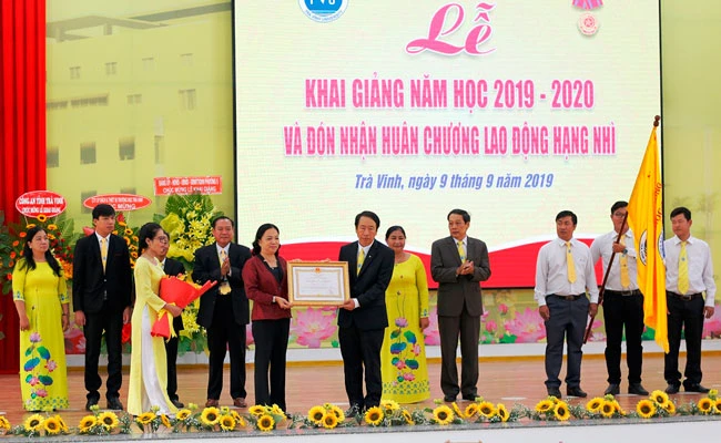 Trường Đại học Trà Vinh vinh dự đón nhận Huân chương Lao động hạng Nhì