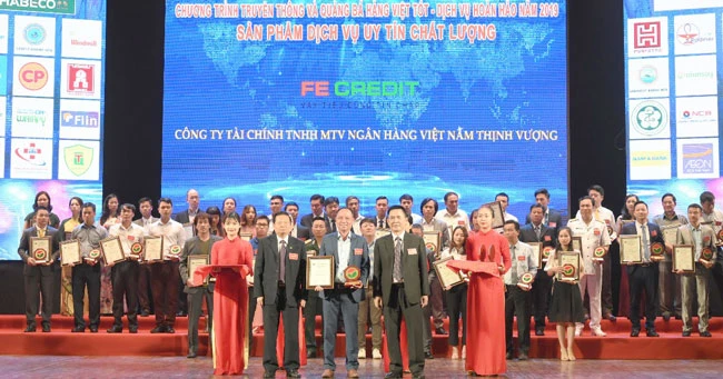 Đại diện FE CREDIT nhận 2 danh hiệu tại lễ trao giải Hàng Việt tốt 2019.
