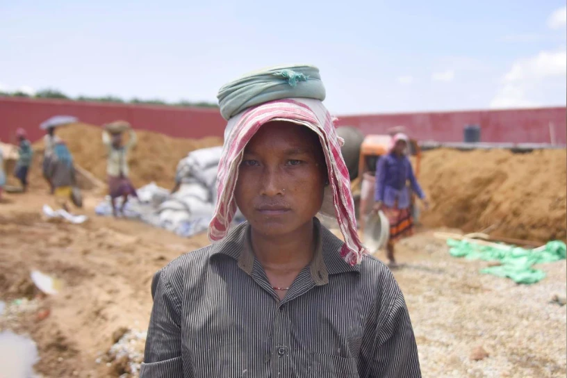 Shafali Hajong, một người không có tên trong danh sách đăng ký công dân, đang làm việc tại công trường xây dựng trại tập trung cho những người nhập cư bất hợp pháp tại Ấn Độ. Hình ảnh: Reuters/Anuwar Hazarika.