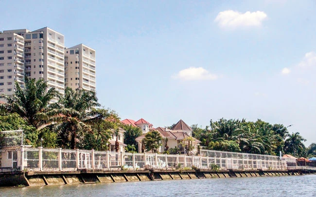 Một góc hành lang sông Sài Gòn bị các dự án, khu biệt thự lấn chiếm làm của riêng.