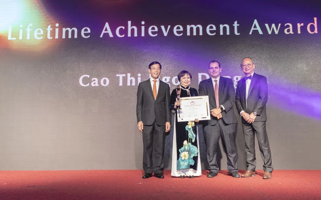 Bà Cao Thị Ngọc Dung được trao giải “Thành tựu trọn đời” ngành kim hoàn Châu Á 