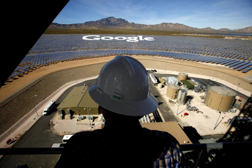 Một công nhân đứng trên một tháp tại Hệ thống phát điện mặt trời Ivanpah nhìn qua một số gương nghiêng để tạo thành logo Google. Nguồn: Mark Boster/Los Angeles Times, Getty Images