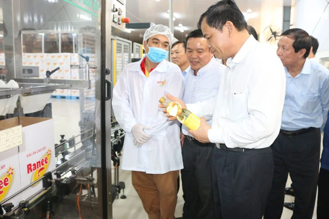 Bộ trưởng Bộ NN-PTNT Nguyễn Xuân Cường thăm Nhà máy tinh luyện dầu ăn Ranee.