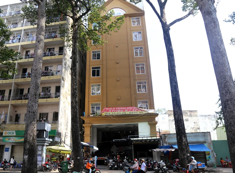 Tòa nhà 51 Nguyễn Chí Thanh (bên phải, màu vàng) nằm sát bên Ký túc xá Đại học Kinh tế TP HCM. Ảnh: Trung Sơn