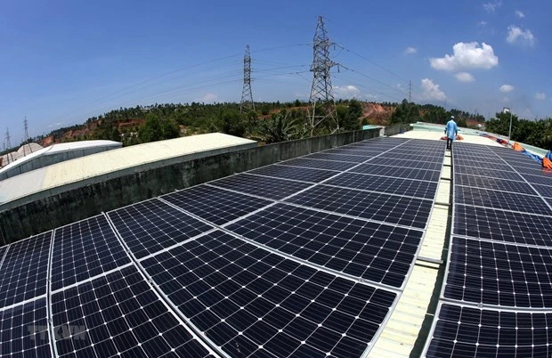 Hệ thống điện Mặt Trời áp mái được lắp đặt trên mái nhà xưởng của Trung tâm Sản xuất Thiết bị đo điện tử Điện lực miền Trung. (Ảnh: Ngọc Hà/TTXVN)
