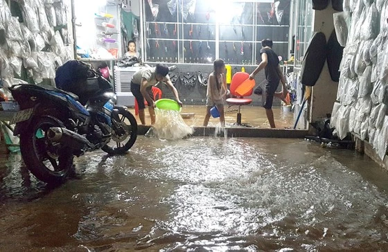Triều cường gây ngập lụt khiến sinh hoạt người dân TP Cần Thơ gặp không ít khó khăn. Ảnh: TUẤN QUANG