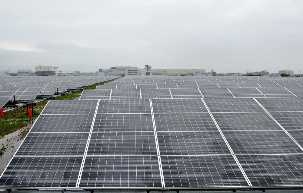 Các tấm pin năng lượng mặt trời tại nhà máy điện ở Kyoto, Nhật Bản. (Ảnh: AFP/TTXVN)