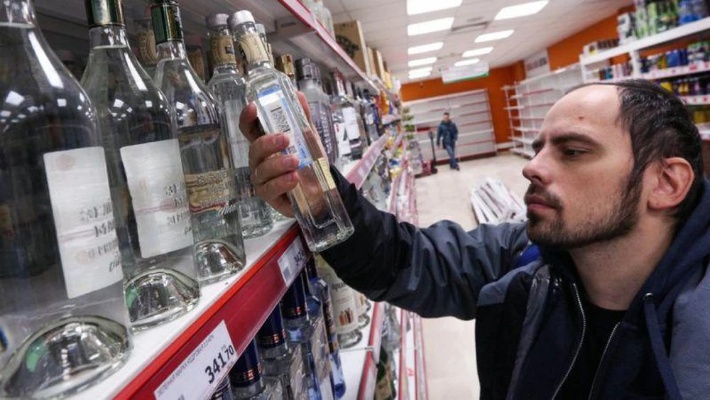 Lượng tiêu thụ rượu ở Nga giảm hơn 40%