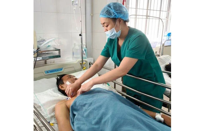 Bác sĩ chăm sóc cho bệnh nhân Lê Văn Vinh.