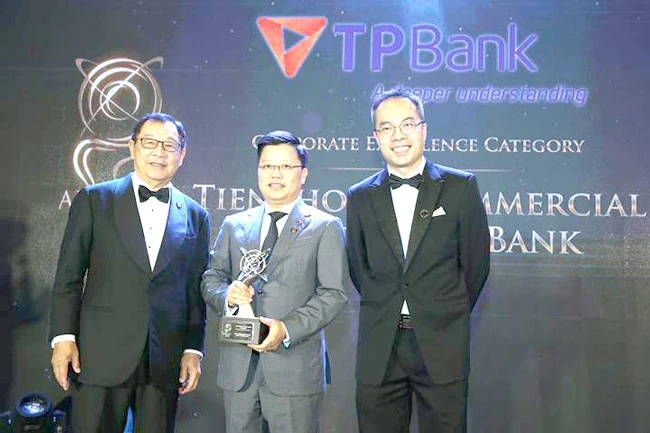Ông Nguyễn Hưng đại diện TPBank lên nhận giải thưởng