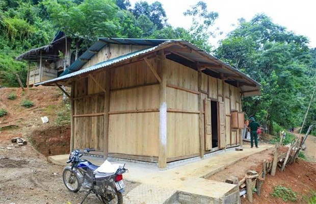 Bàn giao căn nhà mới kiên cố cho một hộ nghèo. (Nguồn: TTXVN)