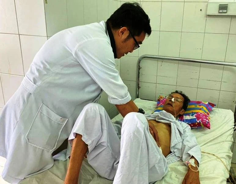 Bác sĩ chăm sóc cho bệnh nhân sau khi cấp cứu thành công 