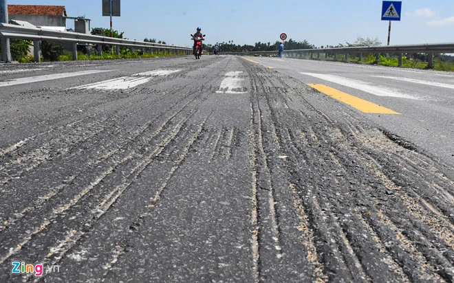 Đường dẫn cao tốc Đà Nẵng-Quảng Ngãi sụt lún nghiêm trọng