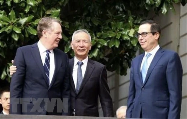 Đại diện Thương mại Mỹ Robert Lighthizer, Phó Thủ tướng Trung Quốc Lưu Hạc và Bộ trưởng Tài chính Mỹ Steven Mnuchin trước vòng đàm phán thương mại ở Washington, DC ngày 10/10/2019. (Nguồn: Kyodo/TTXVN)
