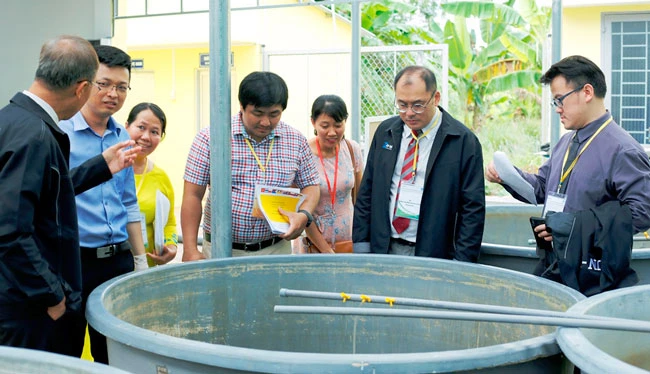 Các chuyên gia quốc tế tìm hiểu hoạt động ở Khoa Nông nghiệp Thủy sản của nhà trường.