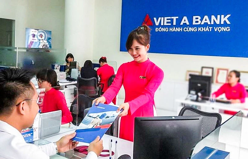 Khách hàng đang giao dịch tại VietABank.