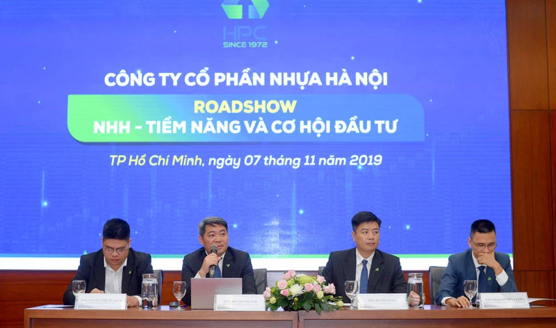 Đại diện lãnh đạo CTCP Nhựa Hà Nội và Tập đoàn An Phát Holdings trả lời câu hỏi tại Hội thảo “NHH - Tiềm năng và cơ hội đầu tư”. 