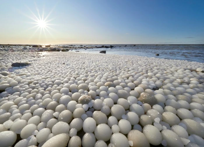 Hàng ngàn “quả trứng băng” xuất hiện tại bãi biển Phần Lan