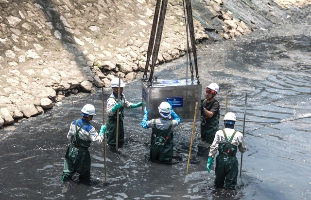 Tháo dỡ hệ thống làm sạch của Nhật Bản trên sông Tô Lịch