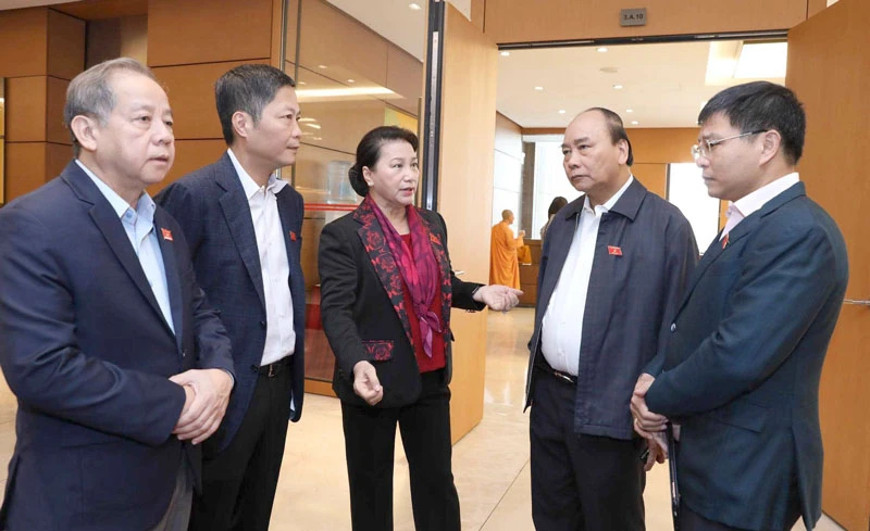 Thủ tướng Nguyễn Xuân Phúc và Chủ tịch Quốc hội Nguyễn Thị Kim Ngân cùng các đại biểu Quốc hội bên lề phiên họp.