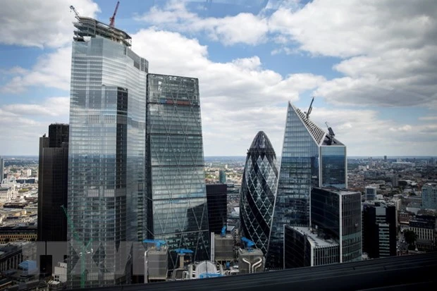 Các tòa nhà văn phòng tại thủ đô London của Anh. (Ảnh: AFP/TTXVN)