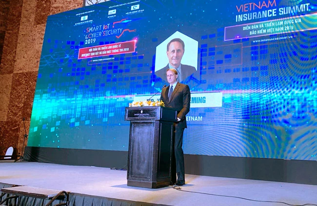Ông Kim Fleming, Tổng giám đốc Manulife Việt Nam phát biểu tại Gala Dinner trước sự kiện