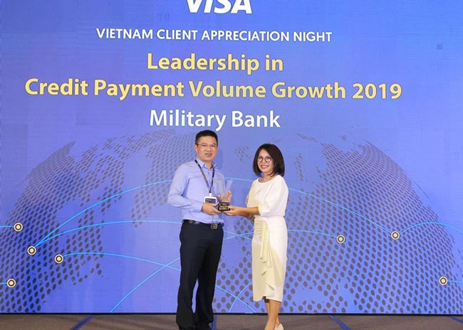Ông Nguyễn Bá Tuyến – Giám đốc Trung tâm kinh doanh Thẻ MB nhận giải thưởng do bà Trương Minh Hà – Giám đốc Kinh doanh Visa khu vực Việt Nam & Lào trao tặng.