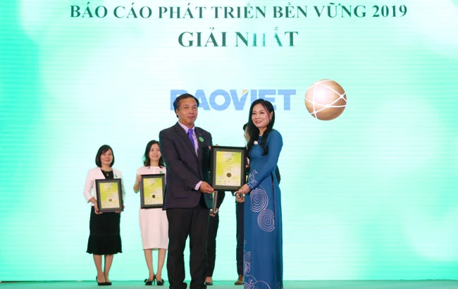 Ông Lê Trọng Minh, Tổng biên tập Báo Đầu tư, trao giải nhất Báo cáo phát triển bền vững cho Bảo Việt.