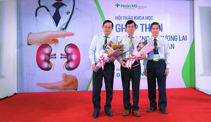 Bác sĩ Nguyễn Văn Hoàng (bìa phải) cùng các bác sĩ, chuyên gia tham dự hội nghị. 