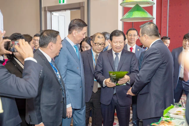 Phó Thủ tướng Chính phủ Trịnh Đình Dũng (giữa) và PCT UBND TPHCM Trần Vĩnh Tuyến tham qua các gian hàng của DN Việt tại Úc