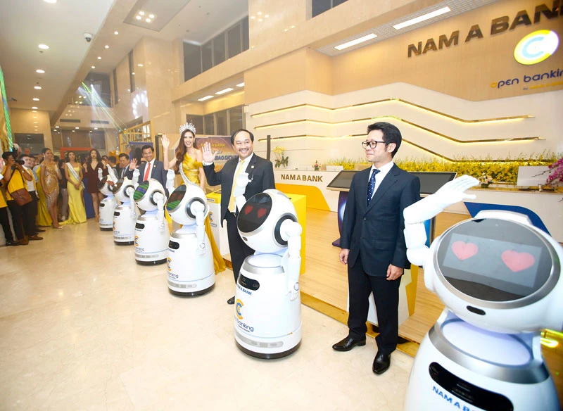 Nam A Bank đưa robot vào phục vụ khách hàng
