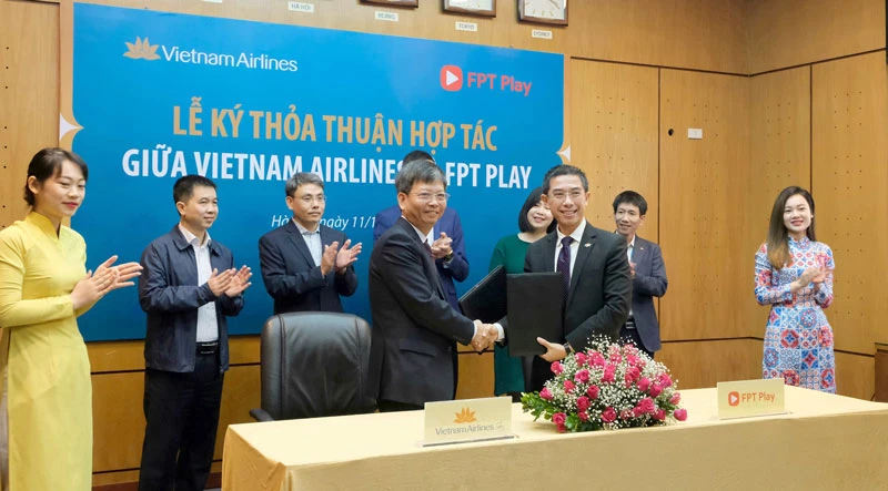 Ông Trịnh Ngọc Thành, Phó Tổng giám đốc Vietnam Airlines và ông Hoàng Việt Anh, Tổng giám đốc FPT Telecom, đơn vị chủ quản FPT Play đại diện ký kết thỏa thuận hợp tác.