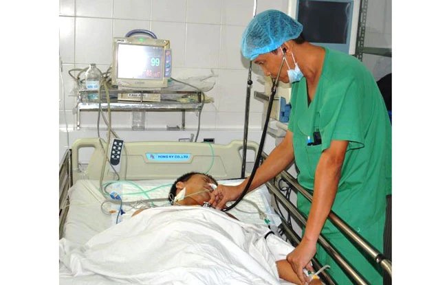 Bác sĩ chăm sóc cho bệnh nhân sau khi phẫu thuật thành công