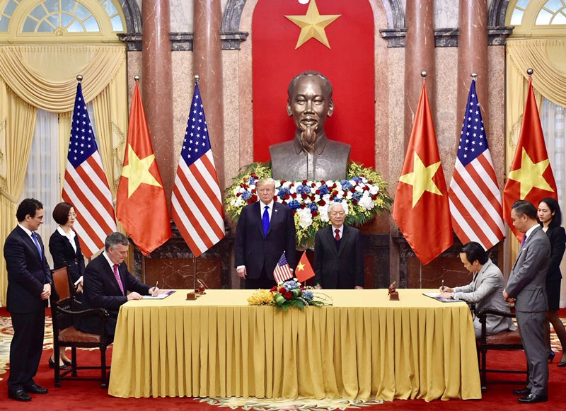Tổng Bí thư, Chủ tịch nước Nguyễn Phú Trọng và Tổng thống Donal Trump chứng kiến lễ ký kết các hợp đồng của DN hai bên trị giá 21 tỷ USD vào tháng 2-2019.