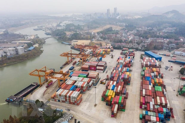 Container hàng hóa được xếp tại cảng ở tỉnh Chiết Giang, Trung Quốc, ngày 17/12/2019. (Ảnh: THX/TTXVN)