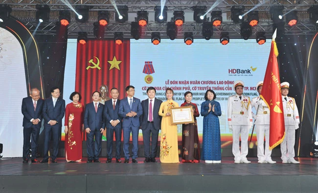Bà Đặng Thị Ngọc Thịnh - Phó Chủ tịch nước CHXHCN Việt Nam trao Huân chương Lao động cho Ban lãnh đạo HDBank.