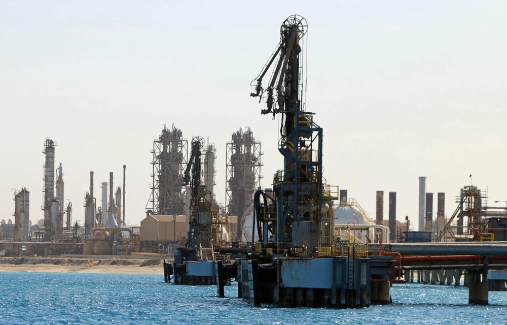 Giá dầu thế giới tăng vọt sau khi Iran tấn công 2 căn cứ của Mỹ ở Iraq