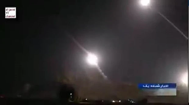 Ít nhất 10 quả rocket đã bắn trúng căn cứ không quân Ain al-Asad. (Nguồn: DM)