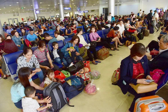 Hành khách vạ vật tại sân bay Tân Sơn Nhất, TP.HCM chờ đến giờ bay vào dịp tết - ẢNH: QUANG ĐỊNH